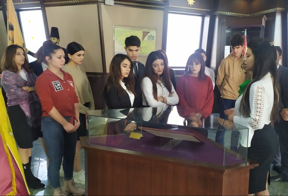 Könüllü gənclərin Dövlət Bayrağı Muzeyinə ekskursiyası təşkil olunub