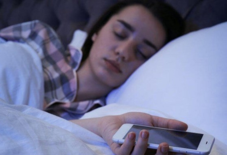 Mobil telefonun ekranındakı işıq beyinə ötürdüyü siqnallar vasitəsilə yuxu hormonunun miqdarını azaldır