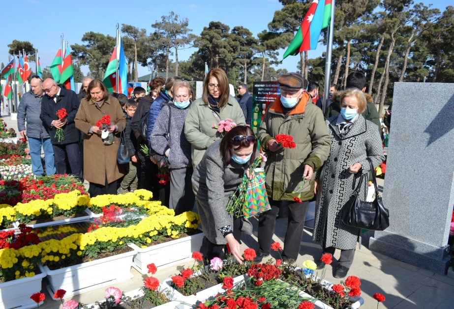 Члены общественного объединения солидарности народов Азербайджана «Содружество» почтили память героев Отечественной войны