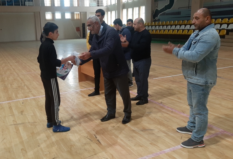 Astarada yeniyetmə güləşçilərə mükafatlar təqdim olunub