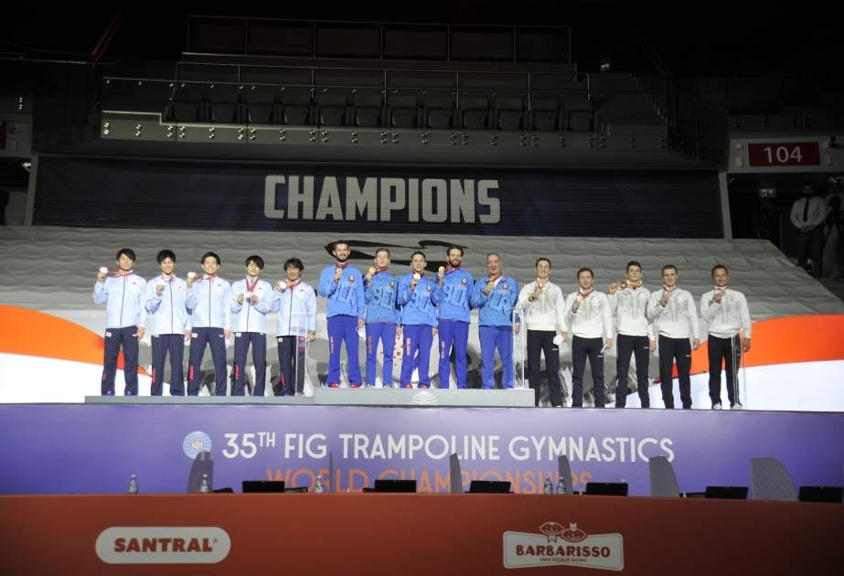 Gimnastas bielorrusos ganan la medalla de oro en la competición masculina de trampolín por equipos