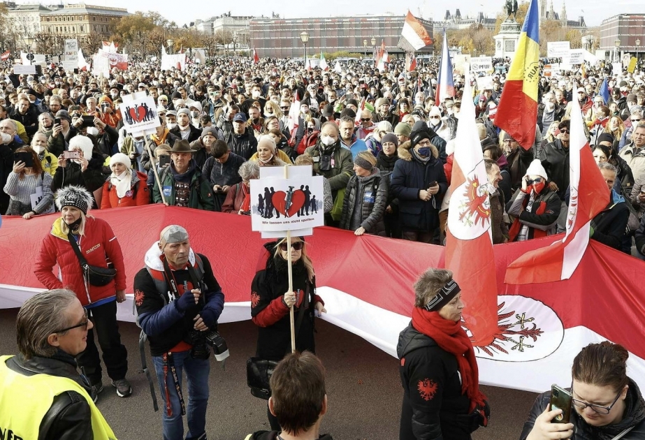 Austrians take to streets ahead of country’s full COVID-19 lockdown this Monday