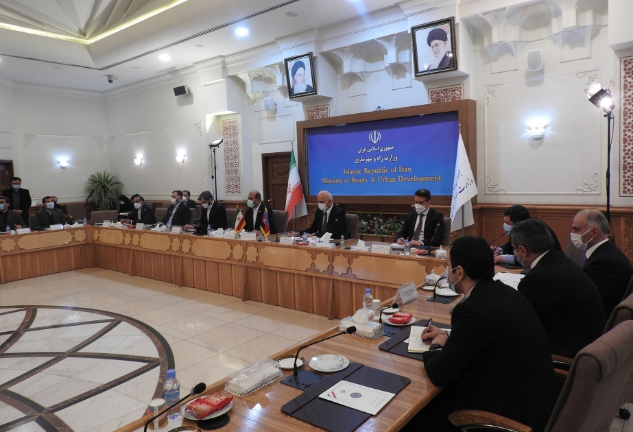Delegación de Azerbaiyán se reunió con el ministro de Carreteras y Desarrollo Urbano de Irán