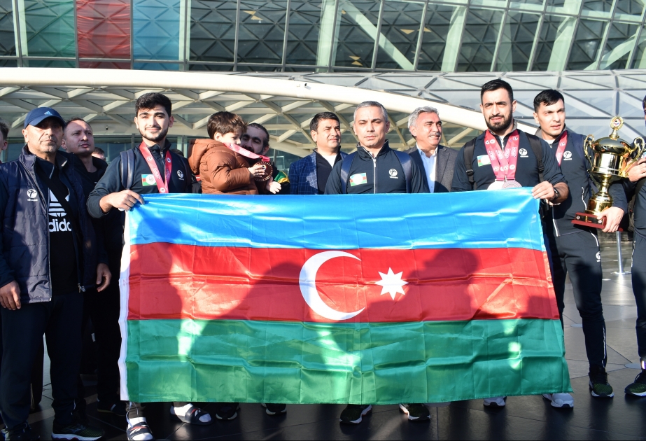 Dünya çempionatında uğur qazanan karateçilərimiz Vətənə qayıdıblar