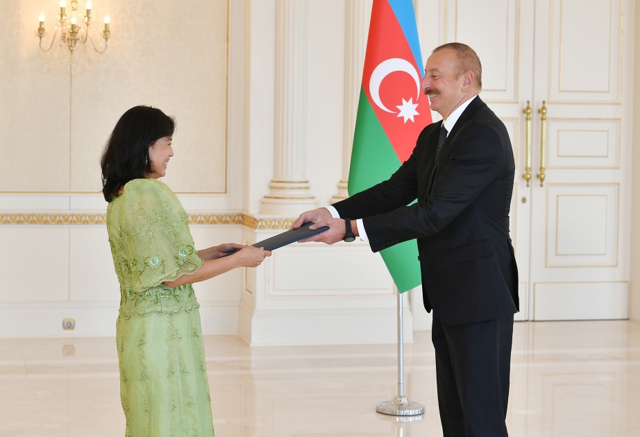Mandatario azerbaiyano recibe las cartas credenciales de la embajadora entrante de Filipinas