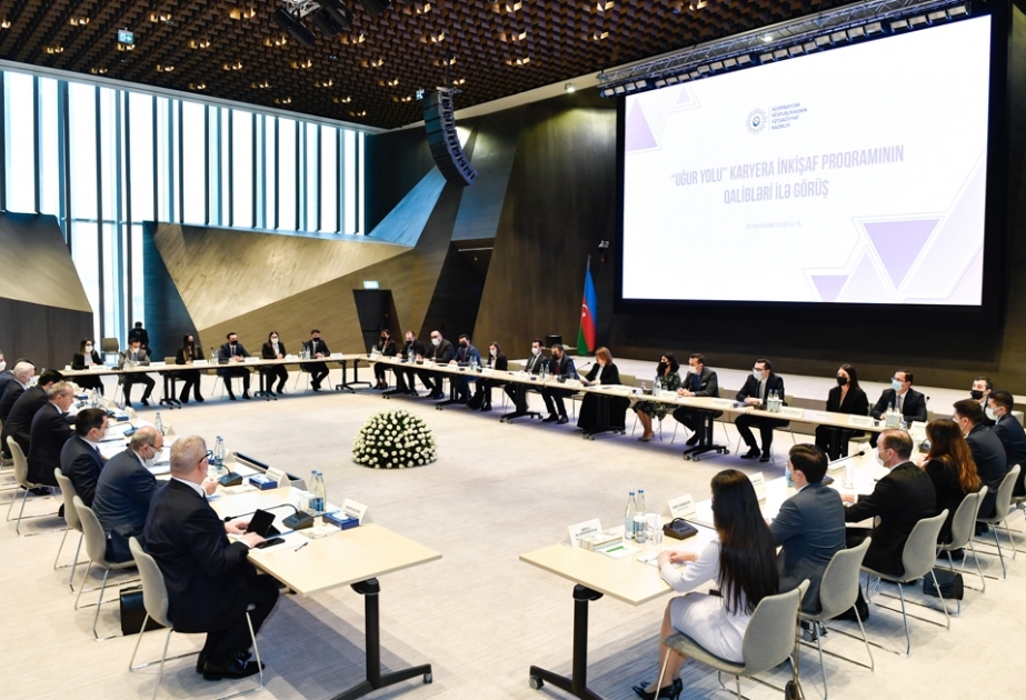 İqtisadiyyat naziri “Uğur yolu” Karyera İnkişaf Proqramının qalibləri ilə görüşüb