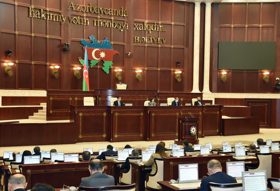 Milli Məclisdə 2022-ci il büdcə zərfinə daxil olan məsələlərin ikinci oxunuşda müzakirəsi davam etdirilir