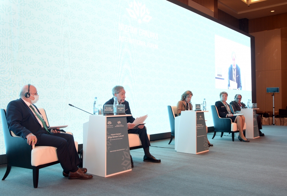 Nizami Gəncəvi Beynəlxalq Forumu panel iclaslarla davam edib YENİLƏNİB VİDEO