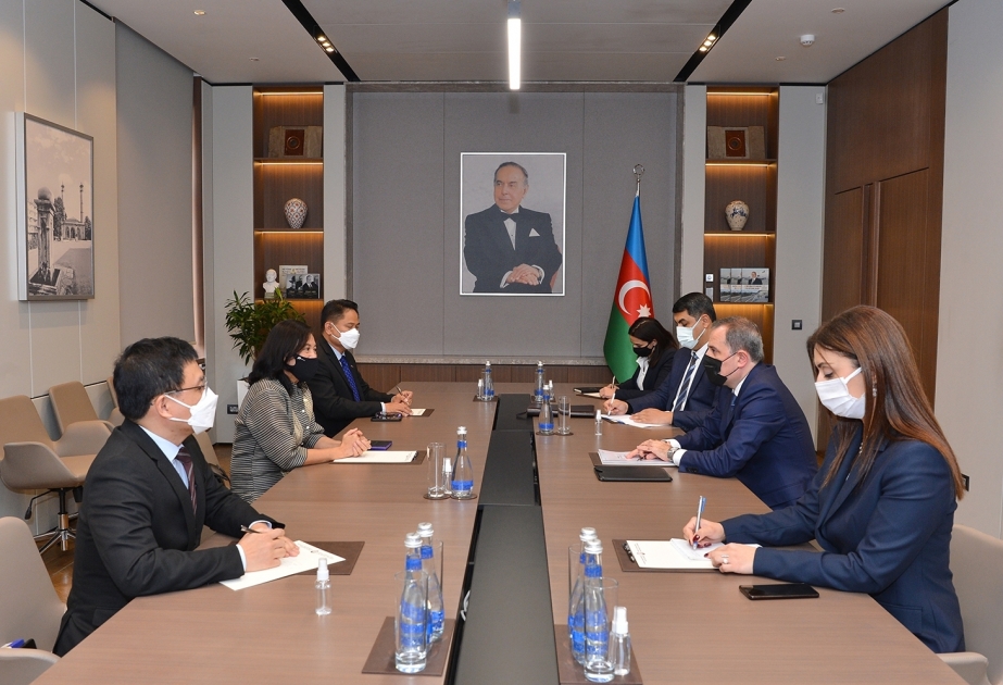 Canciller de Azerbaiyán se reúne con la flamante embajadora de Filipinas