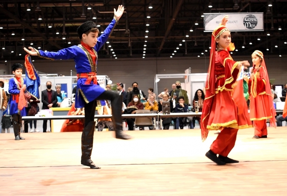 Danza nacional de Azerbaiyán en la feria de otoño de Ginebra
