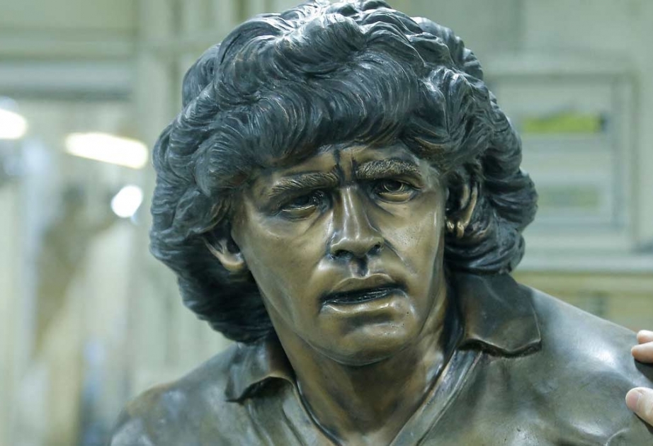 Neapel enthüllt drei Bronzestatuen zu Ehren der argentinischen Fußball-Legende, Maradona