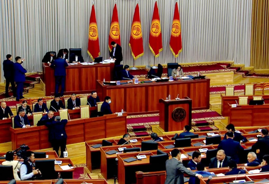 Qırğızıstan parlamenti növbədənkənar iclasa toplaşır