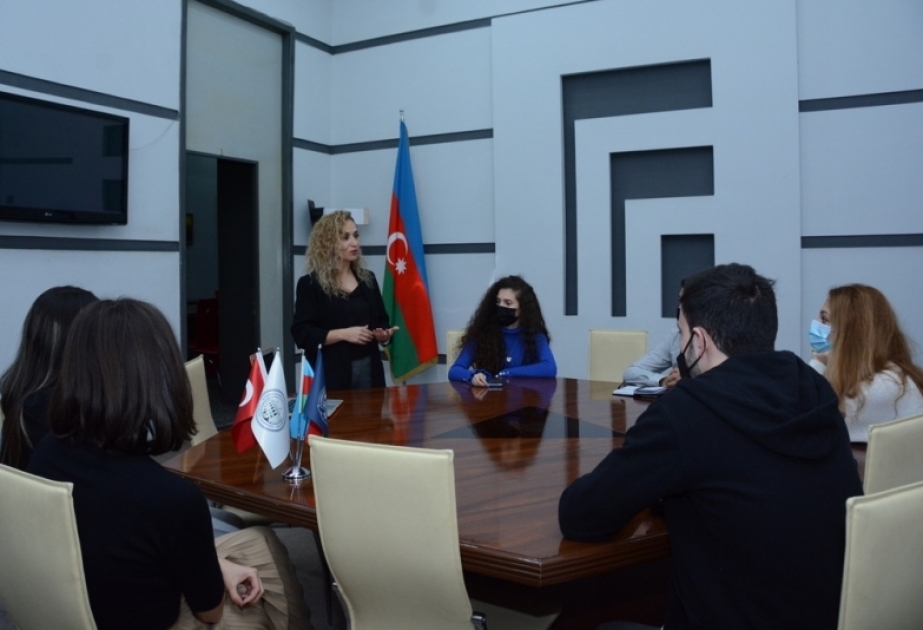 UNEC tələbələrinə “Müsahibə etiketi” üzrə təlim keçirilib