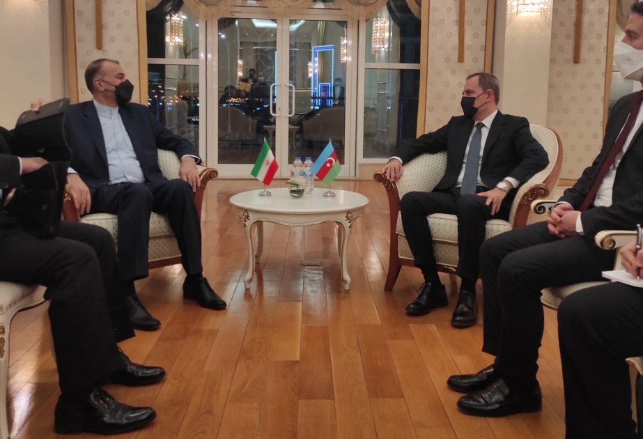 Xarici işlər naziri Ceyhun Bayramov iranlı həmkarı ilə görüşüb