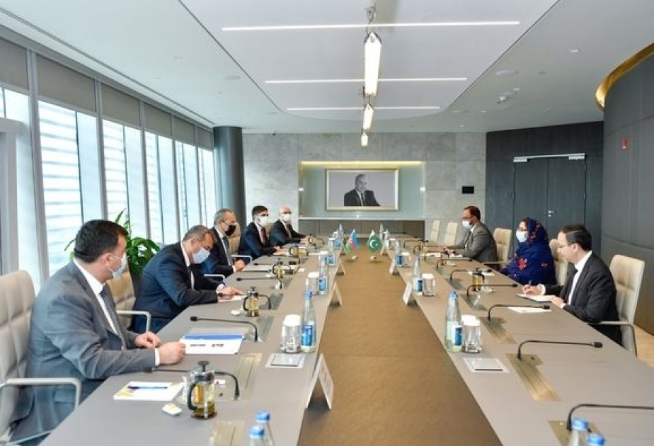 مناقشة مشاركة شركات من باكستان في مشاريع تنفذ في قراباغ المحررة من الاحتلال الأرميني – صورة