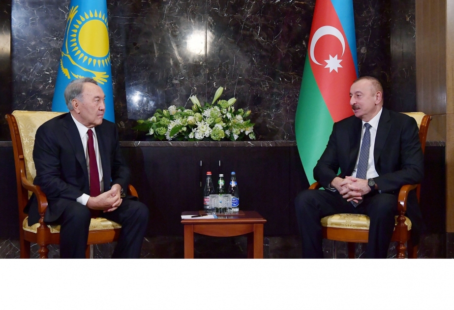 Erster Präsident Kasachstans telefoniert mit Präsident Ilham Aliyev