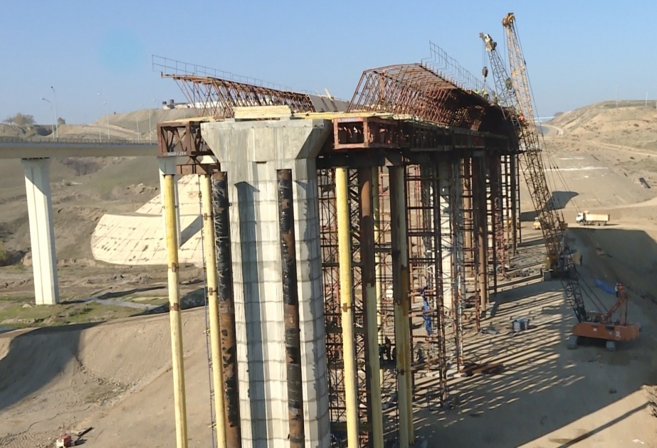 أذربيجان تنشئ اعلى واطول جسر لها في تاوز