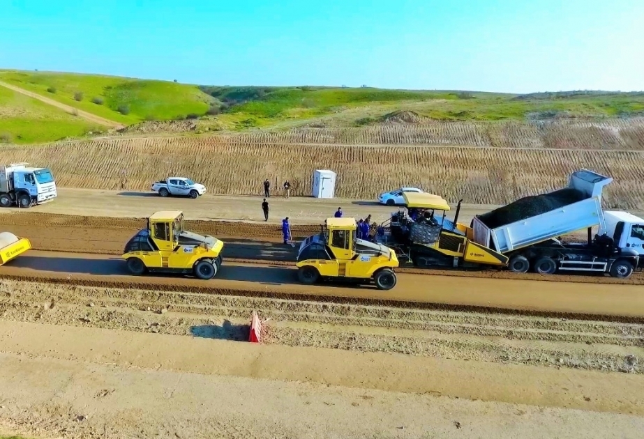 بدء تعبيد الطريق بين شكر بايلي وجبرائيل وهادروت بالاسفلت