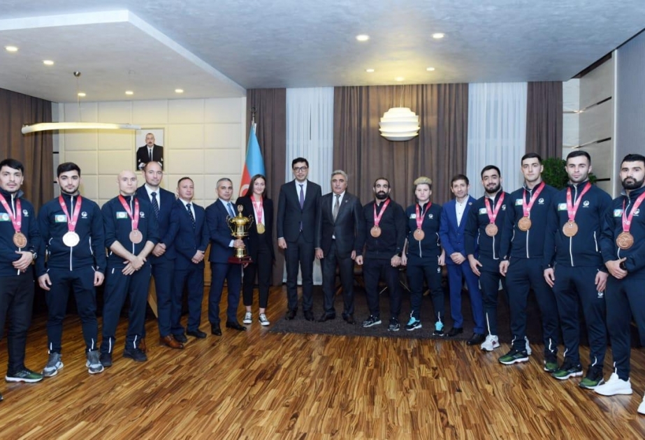 Gənclər və idman naziri dünya çempionatında uğurla çıxış etmiş Azərbaycan karateçiləri ilə görüşüb