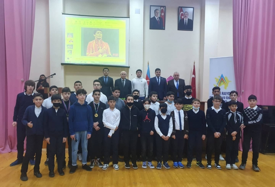 Titullu güləşçimiz Rəsul Çunayev yeniyetmə və gənclərlə görüşüb