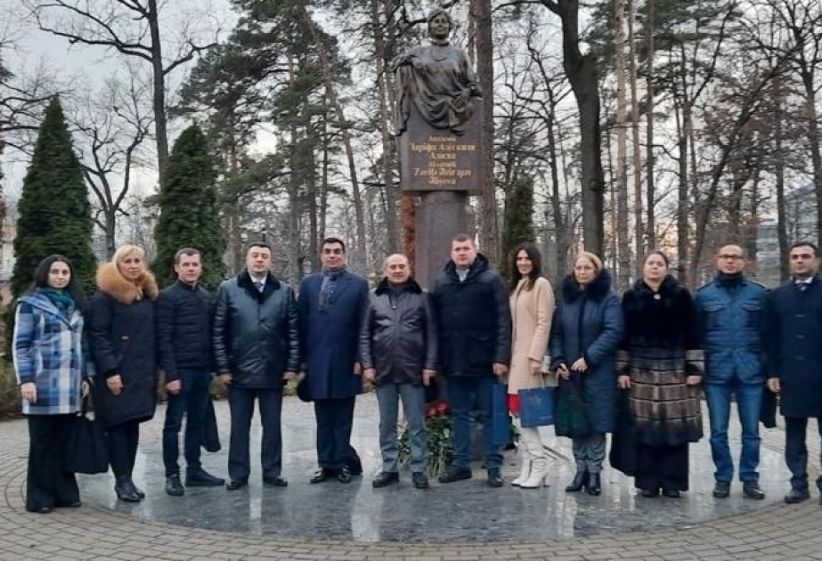 Делегация ПЕА посетила памятник великому лидеру Гейдару Алиеву и академику Зарифе Алиевой в Украине ВИДЕО