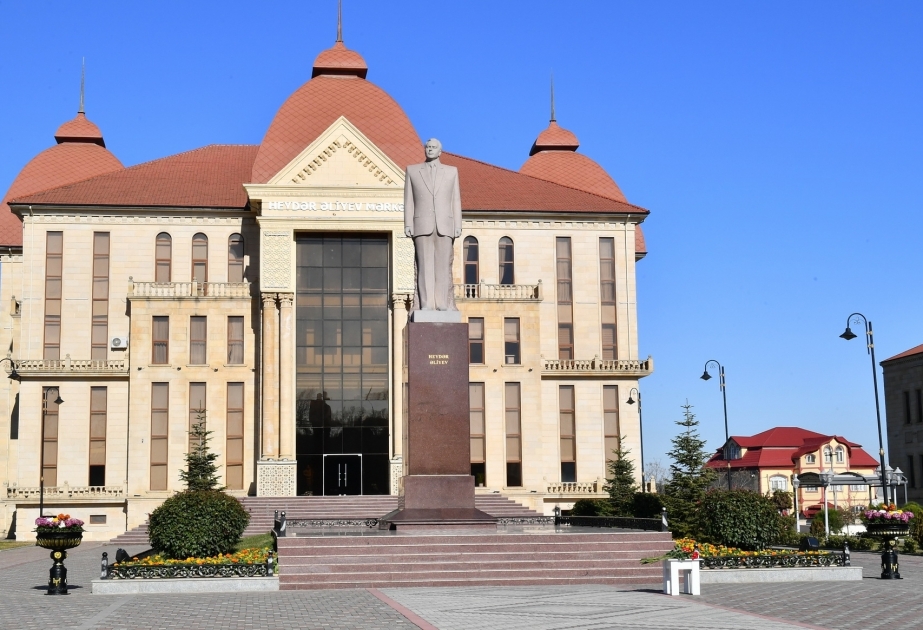 Déplacement du président Ilham Aliyev et de la première dame Mehriban Aliyeva dans la région de Gouba  Dépôt des fleurs au pied de la statue du leader national Heydar Aliyev VIDEO
