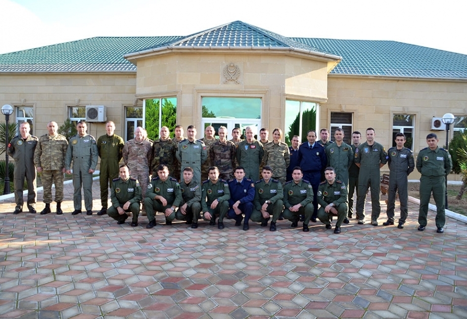 Мобильной тренинговой группой НАТО проводятся курсы