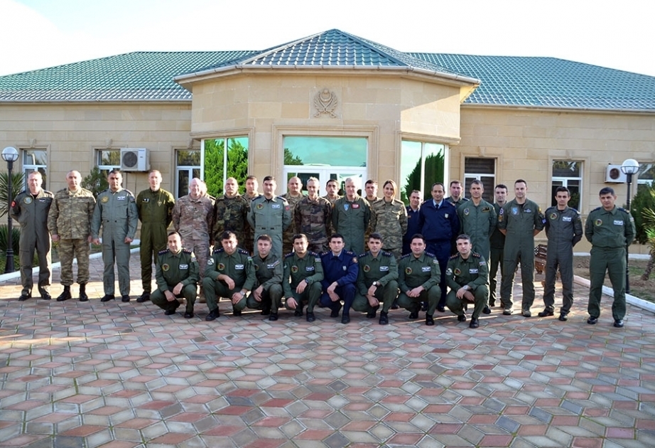 El equipo de formación móvil de la OTAN imparte cursos