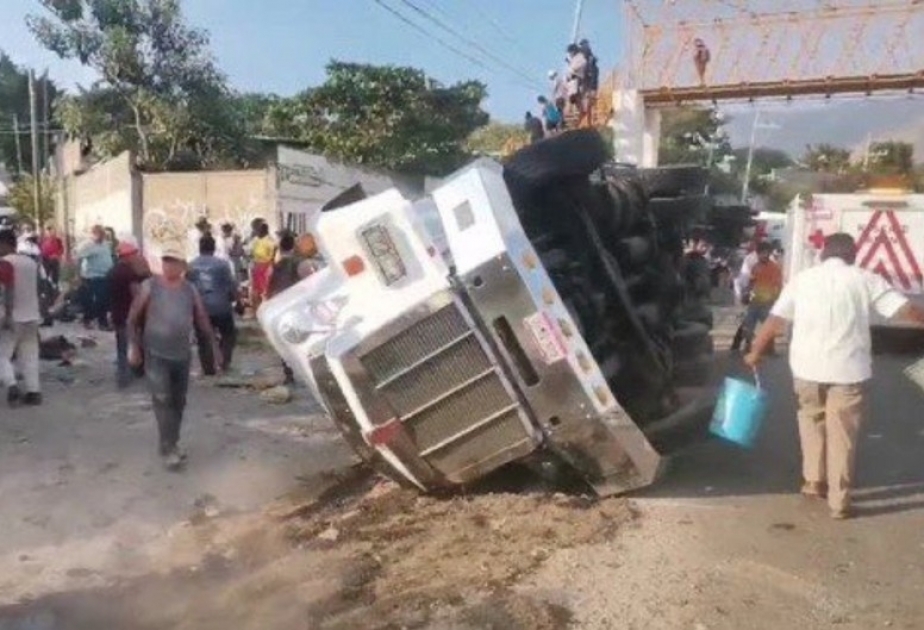 墨西哥南部翻车事故已致54名移民死亡