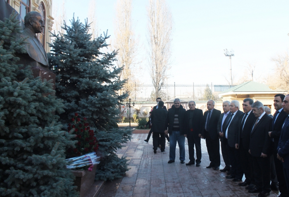Özbəkistan ictimaiyyəti Ümummilli Liderin Azərbaycanın inkişafında misilsiz xidmətləri barədə ətraflı məlumatlandırılıb