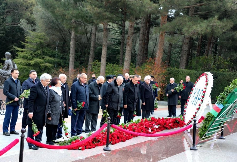Azərbaycan Ağsaqqallar Şurasının üzvləri ümummilli lider Heydər Əliyevin məzarını ziyarət ediblər