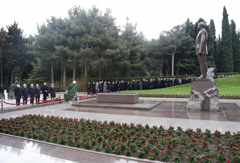 Yeni Azərbaycan Partiyasının nümayəndələri Fəxri xiyabanda ümummilli lider Heydər Əliyevin məzarını ziyarət ediblər