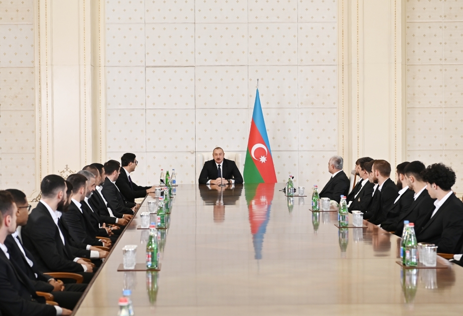 El presidente Ilham Aliyev recibió a los miembros del club de fútbol Qarabag