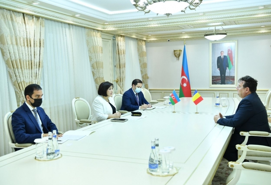 Presidenta del Parlamento de Azerbaiyán se reúne con el embajador rumano