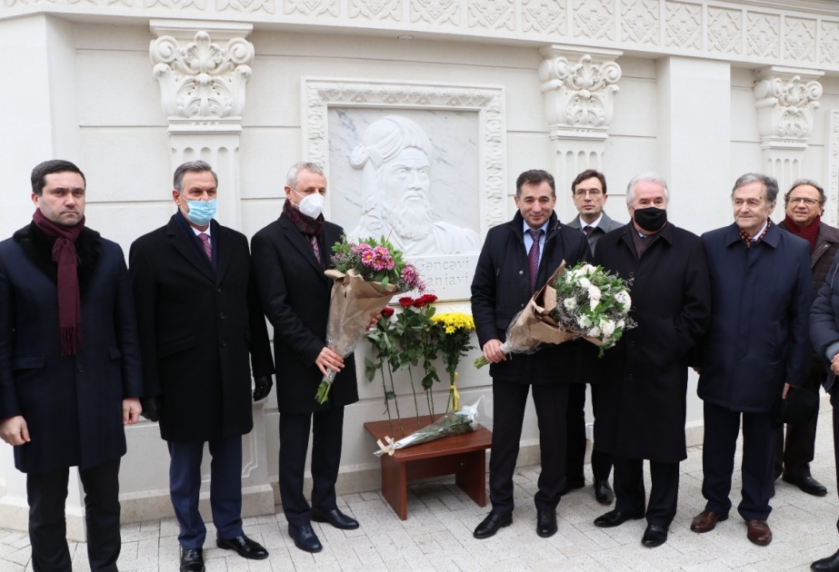 В Кишинэу открылся барельеф великого азербайджанского поэта и мыслителя Низами Гянджеви
