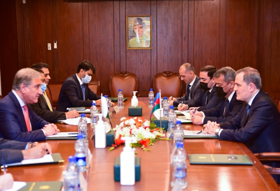 Ceyhun Bayramov Pakistanın xarici işlər naziri ilə görüşüb