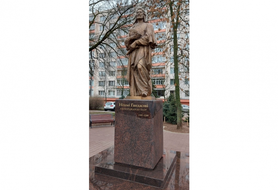 В Минске установлен памятник Низами Гянджеви