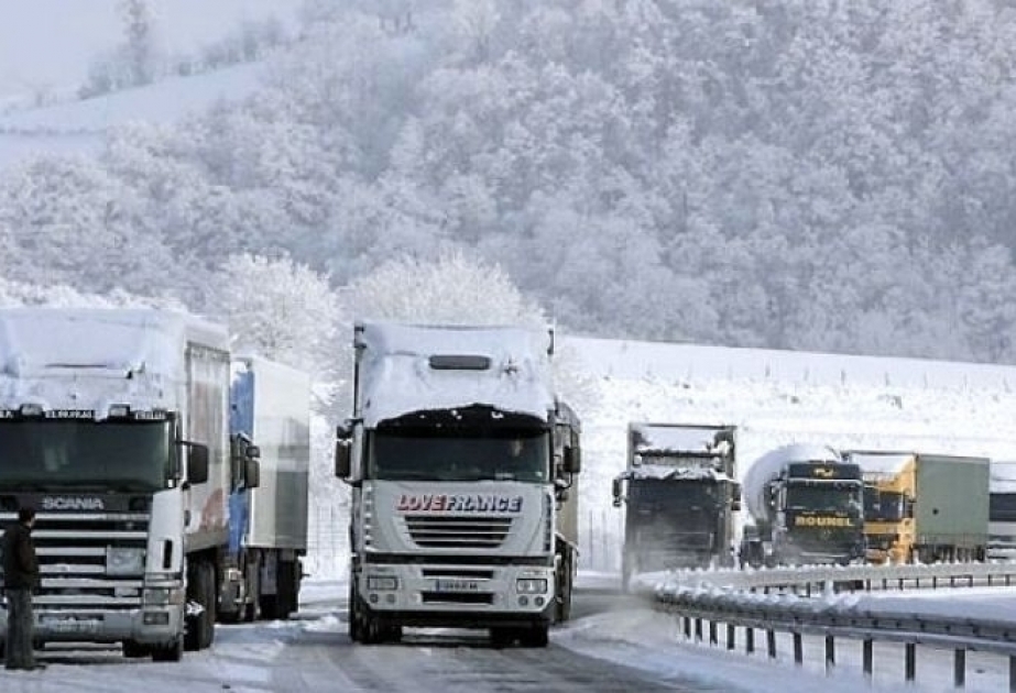 Heftiger Schneefall legt Verkehr auf internationaler Autobahn in Georgien lahm