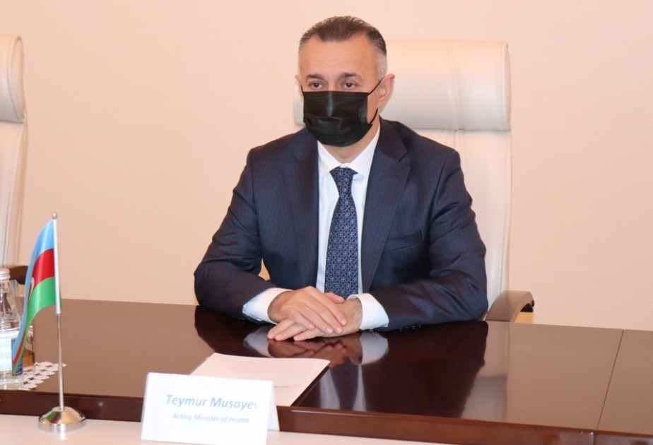 El Ministerio de Sanidad analiza las perspectivas de la cooperación azerbaiyano-británica