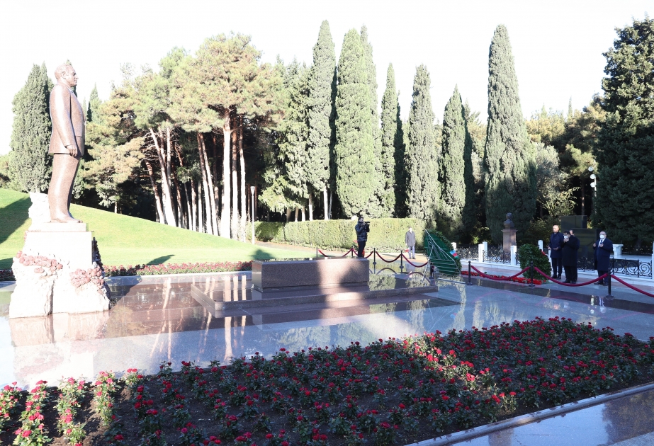 Turkish minister of energy and natural resources visits grave of national leader Heydar Aliyev