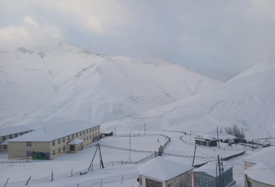 Les régions azerbaïdjanaises de Gouba, Goussar et Khyzy couvertes de neige VIDEO