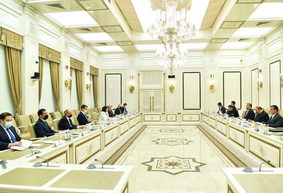 Milli Məclisin sədri İranın xarici işlər naziri ilə görüşüb