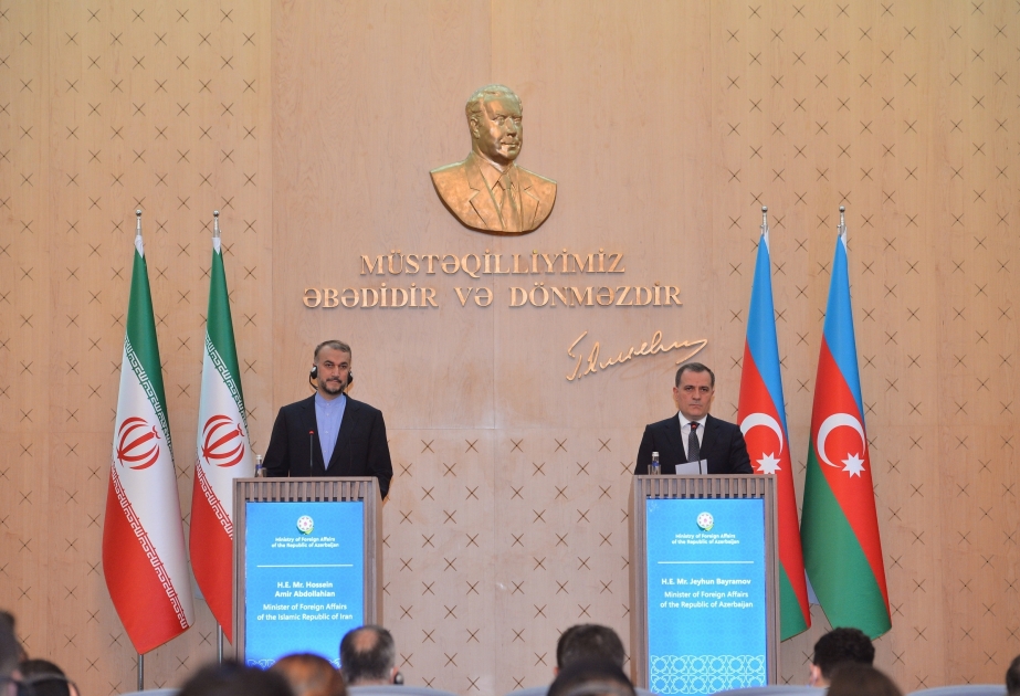 El titular de Exteriores de Azerbaiyán se reúne con su homólogo iraní