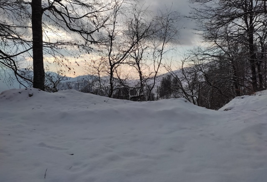 Schneeansichten von Nationalparks Göjgöl, Schahdag, Altiagaj