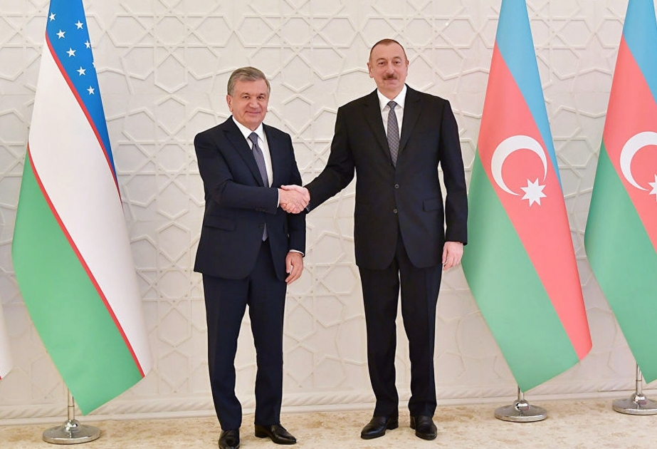 El presidente uzbeko telefoneó a su colega azerbaiyano