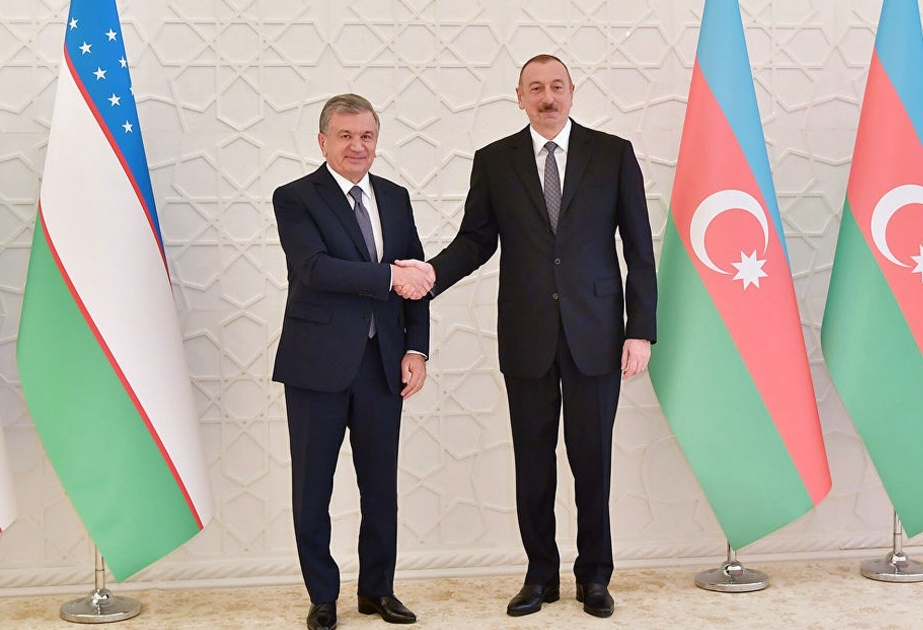 Usbekistans Präsident Shavkat Mirziyoyev telefoniert mit Präsident Ilham Aliyev