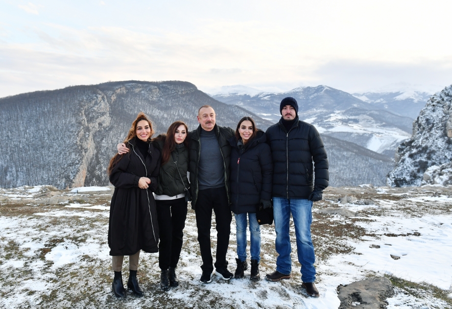 Präsident Ilham Aliyev, First Lady Mehriban Aliyeva und ihre Familienmitglieder zu Besuch in Schuscha VIDEO