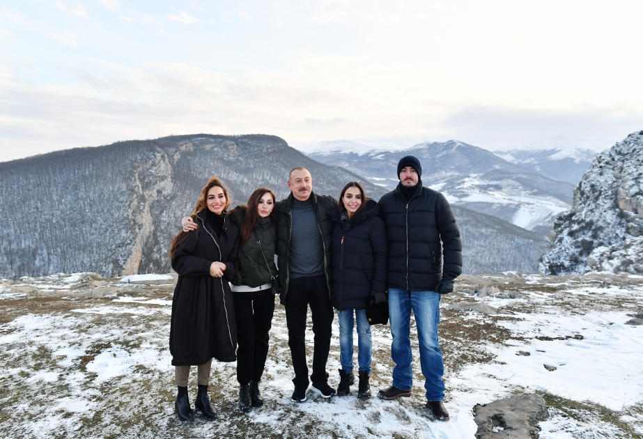 Les président Ilham Aliyev, la première dame Mehriban Aliyeva et les membres de leur famille se sont déplacés à Choucha VIDEO
