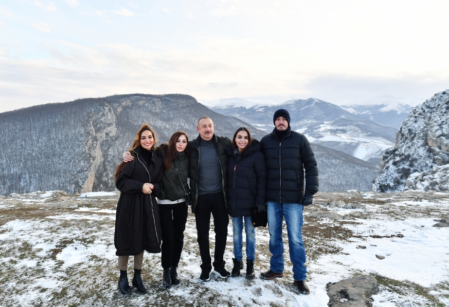 El presidente Ilham Aliyev, la primera dama Mehriban Aliyeva y miembros de la familia visitaron Shusha