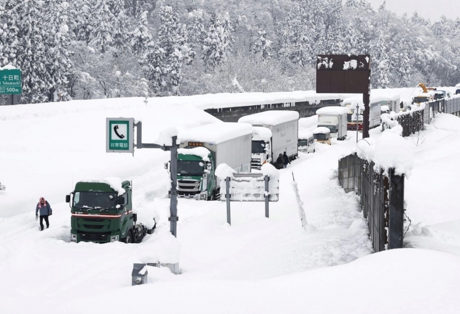 Heavy snow falls in wide areas along Japan Sea